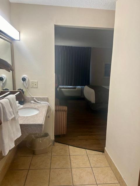 Baymont By Wyndham Battle Creek/I-94 Hotel Bagian luar foto