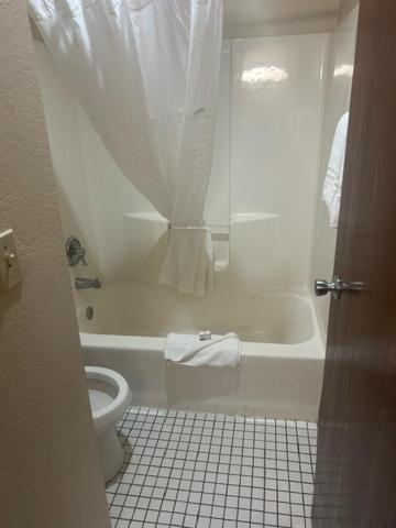Baymont By Wyndham Battle Creek/I-94 Hotel Bagian luar foto